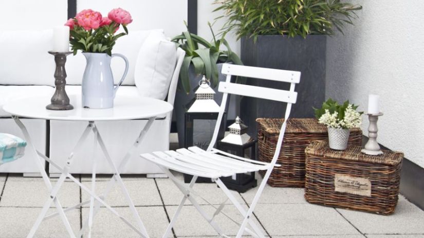 Pouf en rotin et salon de jardin blanc