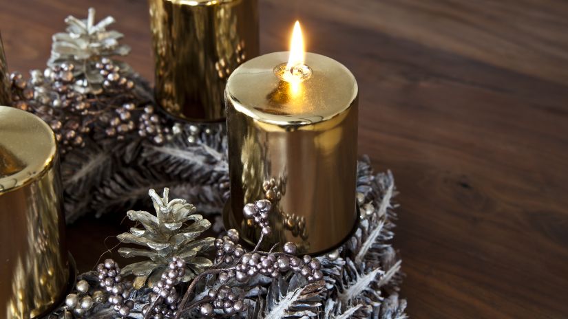 Petite bougie de Noël dorée