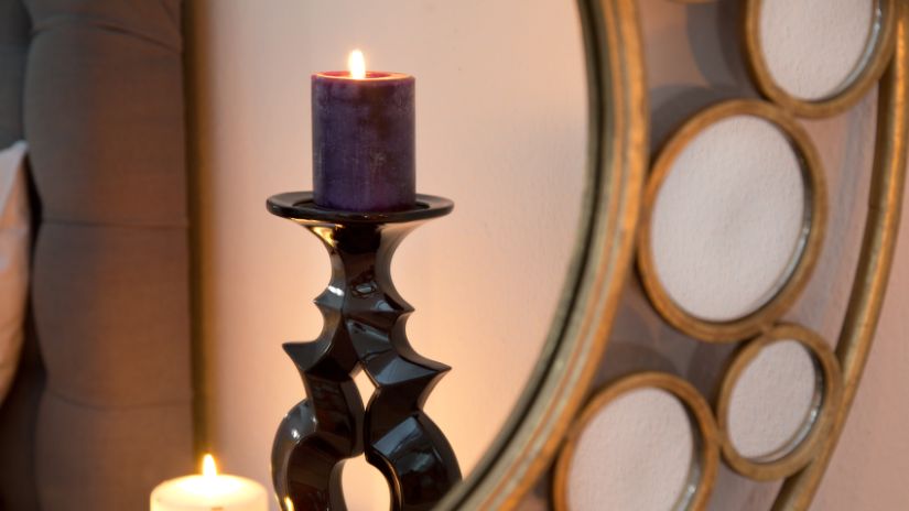 Grosse bougie noire sur un chandelier noir