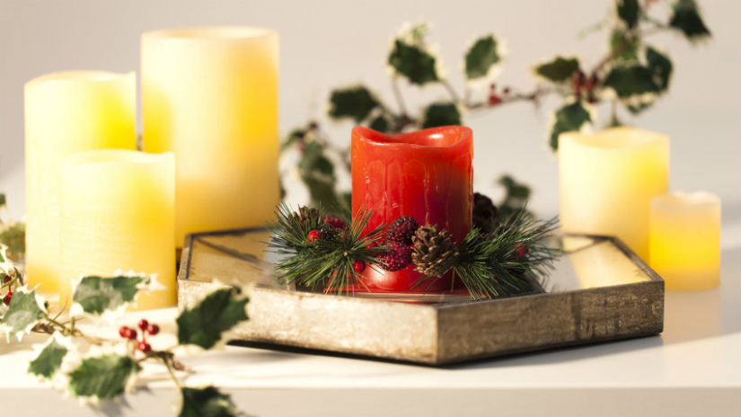 Bougie rouge de Noel et lierre