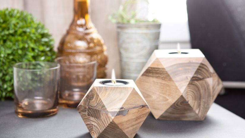 Porte-bougie en bois clair