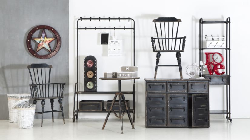 Petite commode noire de style industriel