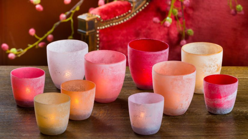 Bougies roses dans des photophores