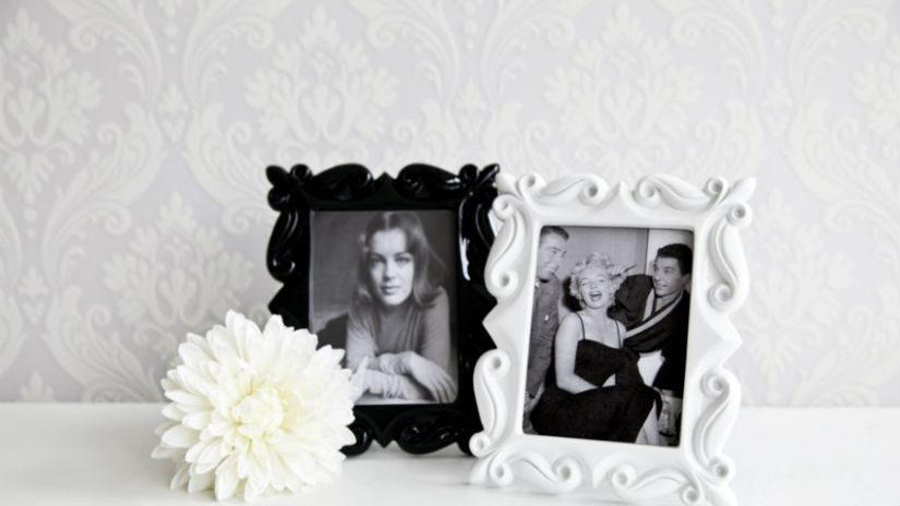 Cadre noir rectangulaire dans une chambre