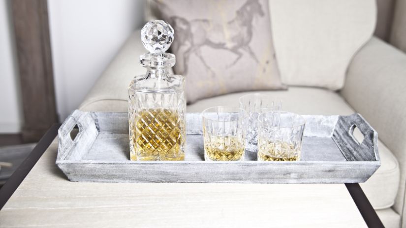 Carafe et verres à whisky dans un salon