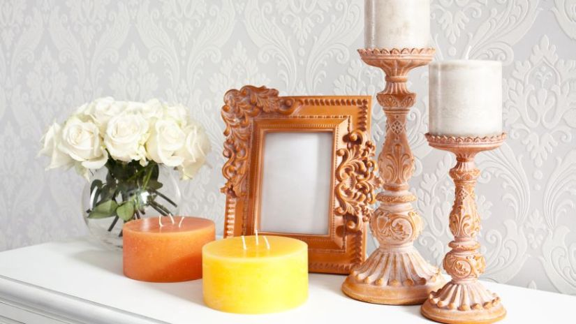 Grosse bougie orange sur une commode
