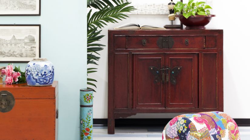 Commode en bois rouge foncé
