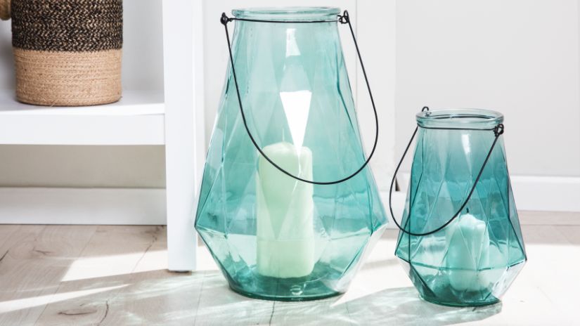Grande bougie cylindrique dans un photophore