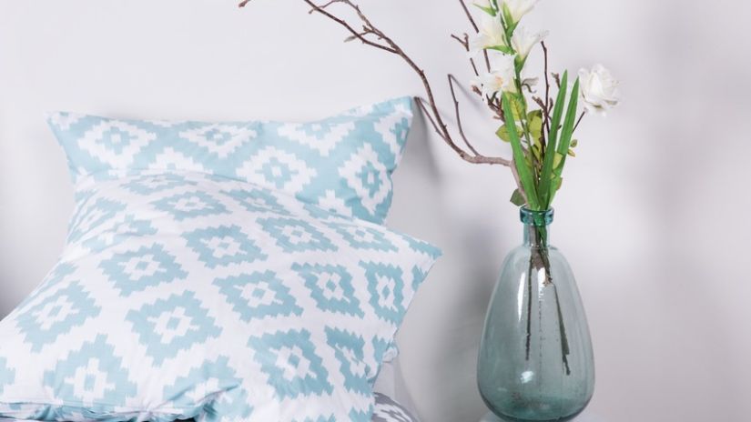 Housse de coussin bleu clair et blanc