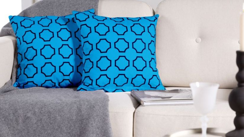 Housse de coussin bleue et noire