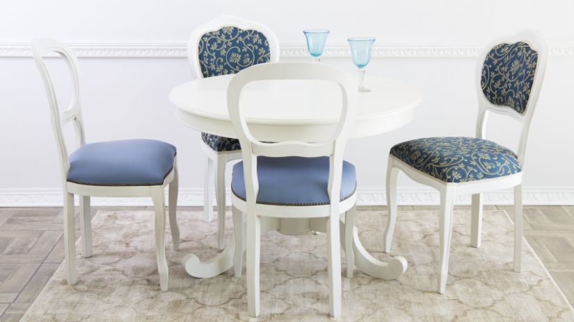 Table et chaises blanches de salle à manger