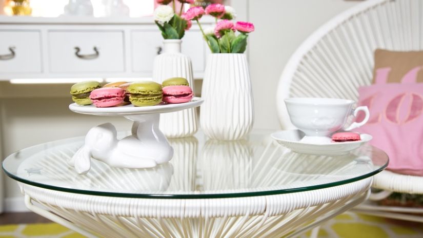 Table blanche en rotin et verre