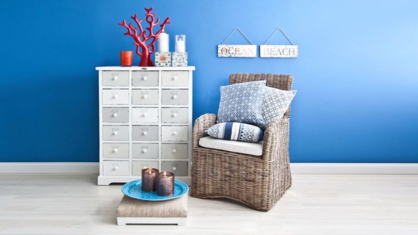 Commode en bois massif à multiples tiroirs