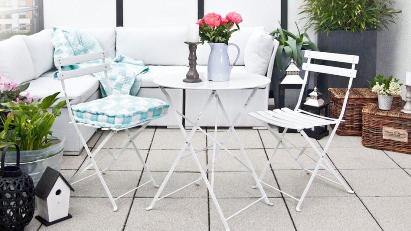 Table de jardin en fer forgé blanc