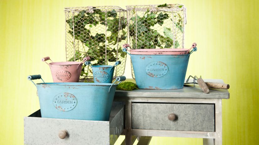 Jardinières rectangulaires en métal rose et bleu