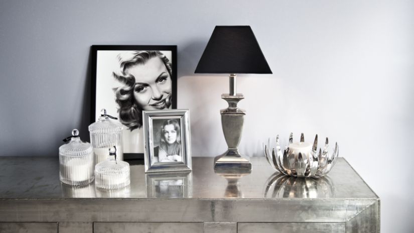 Lampe noire avec un abat-jour carré