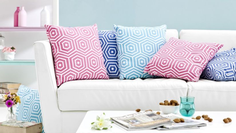 Coussin turquoise à motifs