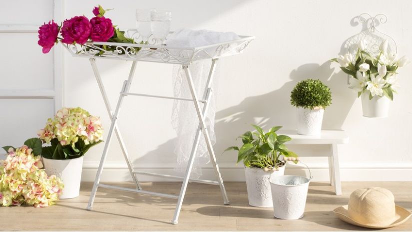 Table en métal blanche