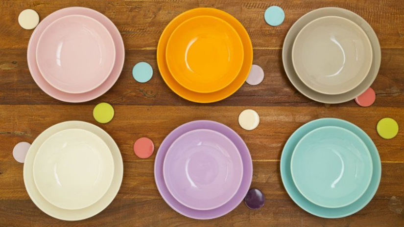 Assiettes violettes de différentes tailles