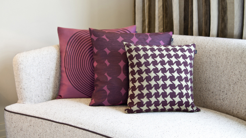Coussin prune à motifs