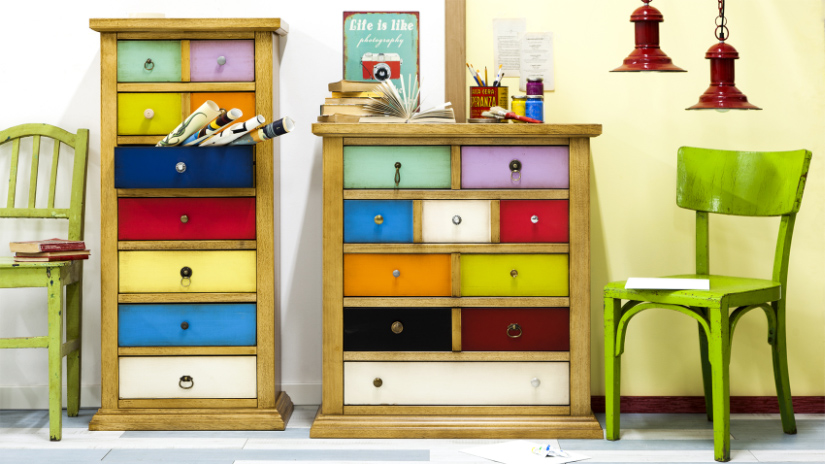 Grande commode multicolore dans un salon