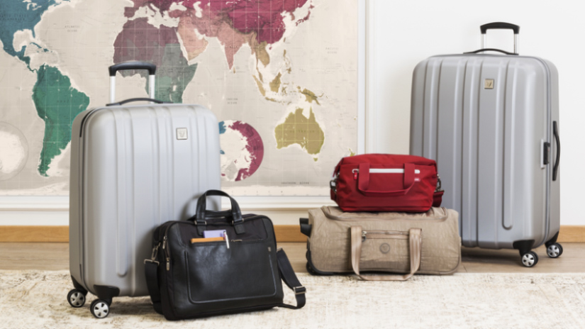 Valises rigides grises dans un couloir