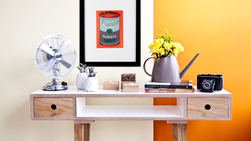 Console style arty en bois et mur orange