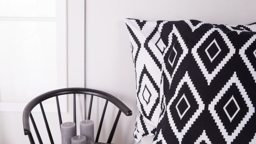 Gros coussins déco noirs et blancs