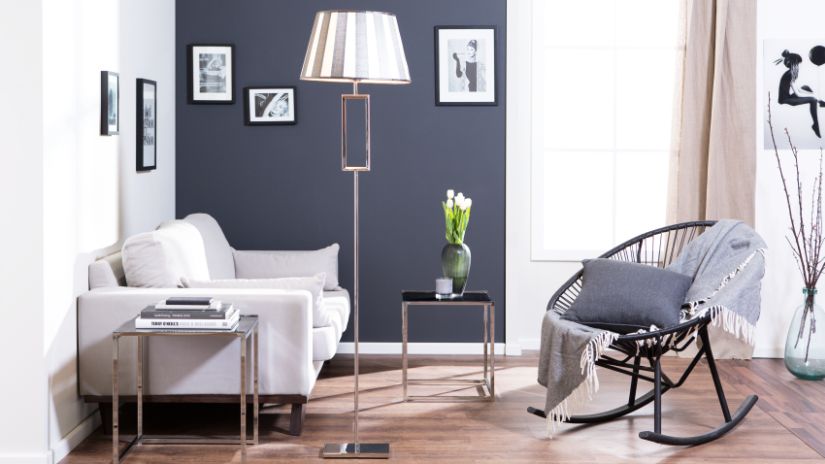 Lampadaire gris de salon