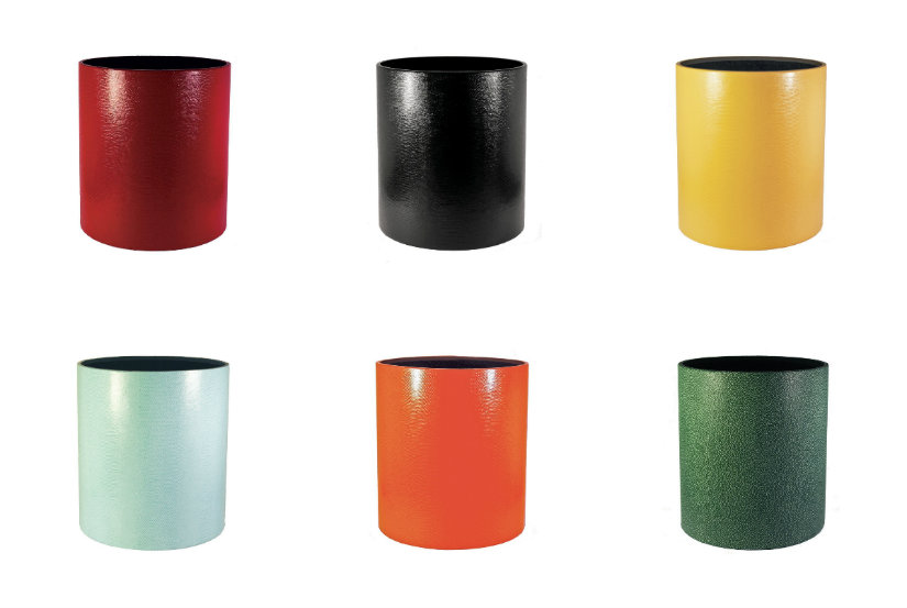 Six corbeilles à papier colorées