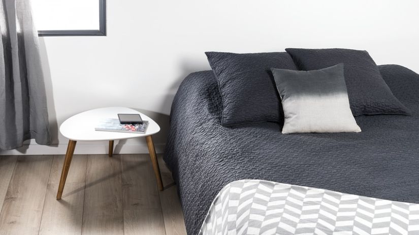 Drap gris foncé sur drap gris à chevrons blancs