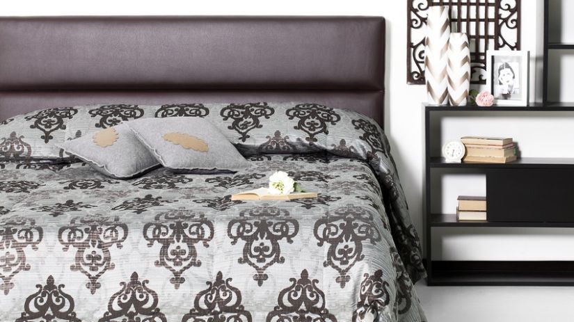 Drap gris clair à motifs gris foncé