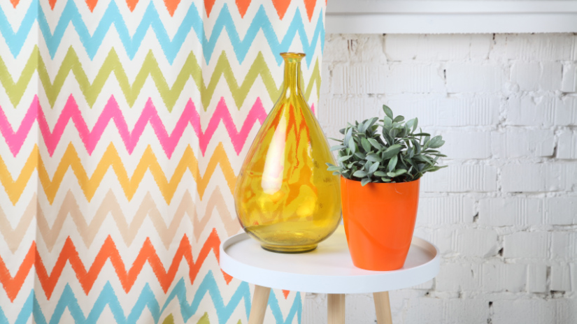 Vase transparent de couleur jaune