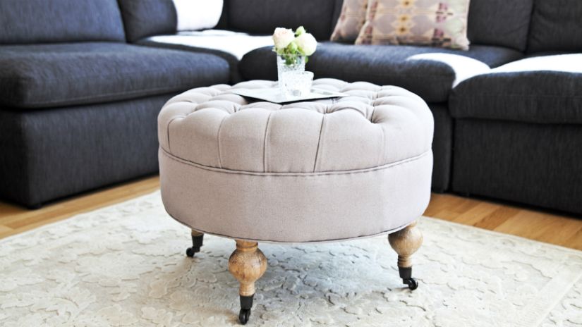 Pouf de rangement en tissu capitonné