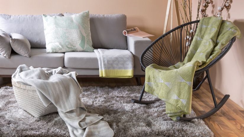 Grand tapis shaggy de couleur grise