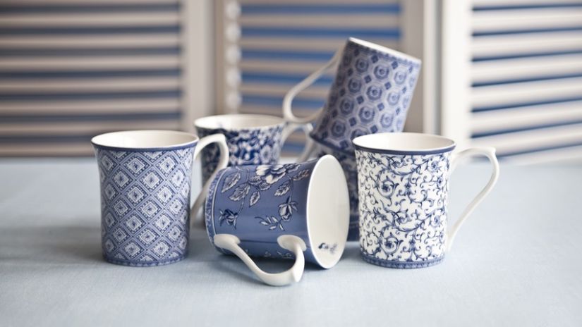 Tasse bleue à motifs de couleur blanche