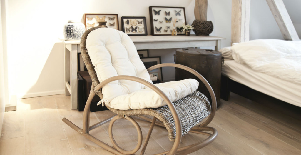 armadio angolare sedia dondolo, rattan, letto, farfalle, quadri