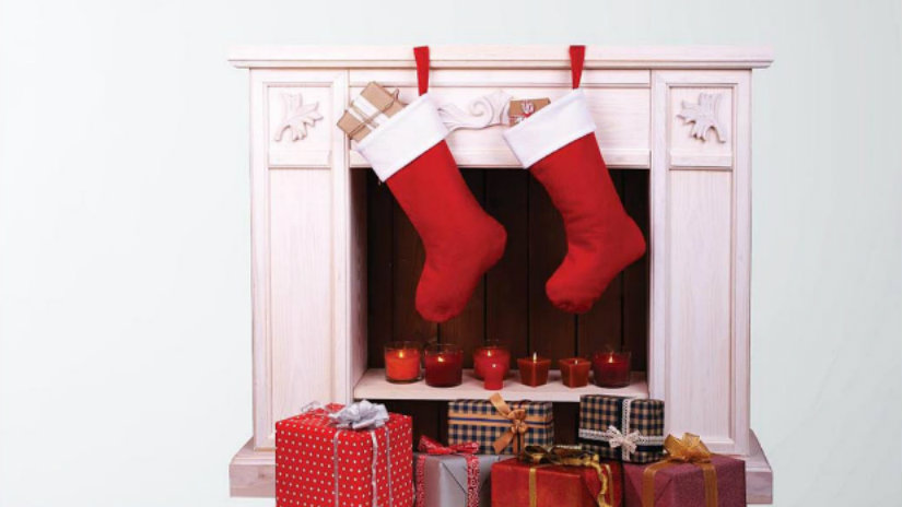 calza della befana camino doni pacchetti regalo