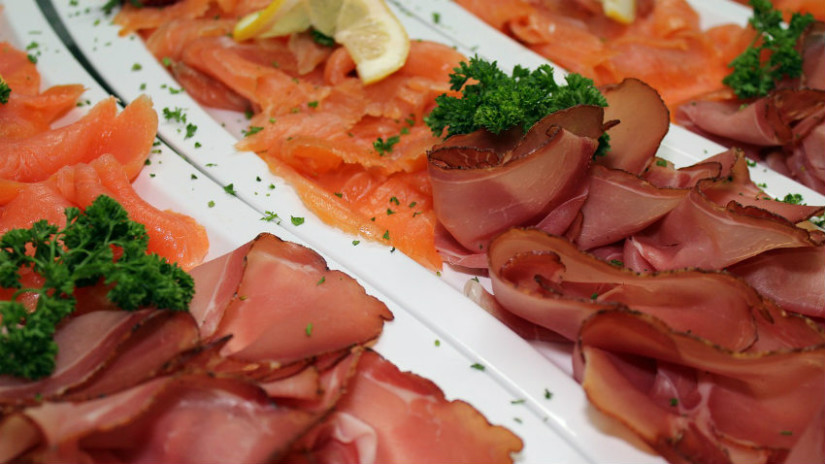 affettatrice elettrica salmone prosciutto vassoio in ceramica aperitivo antipasti