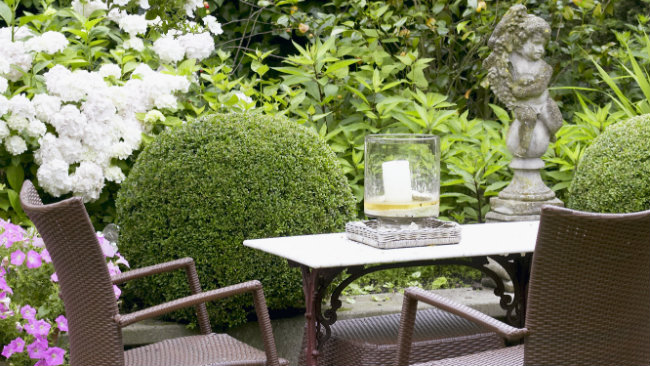 arredare il giardino tavolo sedie candela