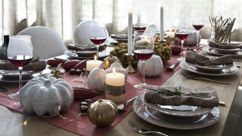 runner rosso tavola candele piatti mise en place