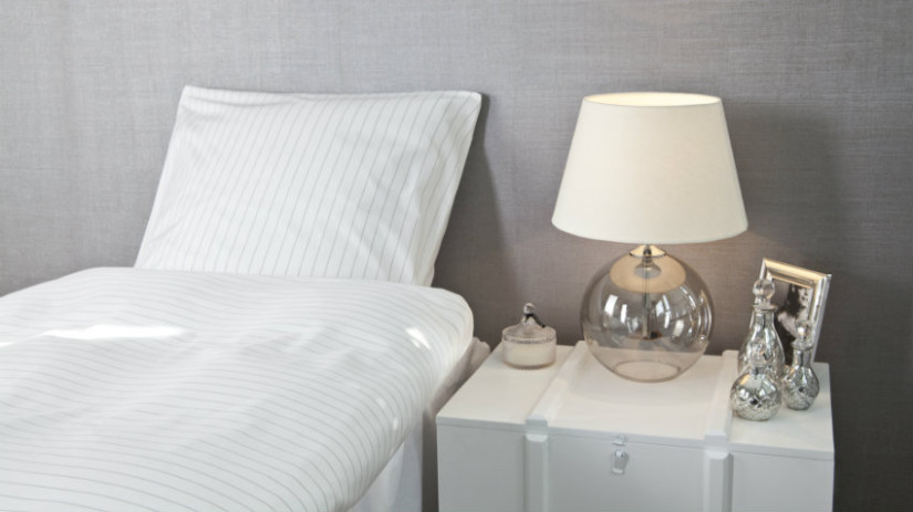 letti a cassettone singoli, letto con cassettone, cuscino, abat jour comodini bassi, letti singoli con contenitore