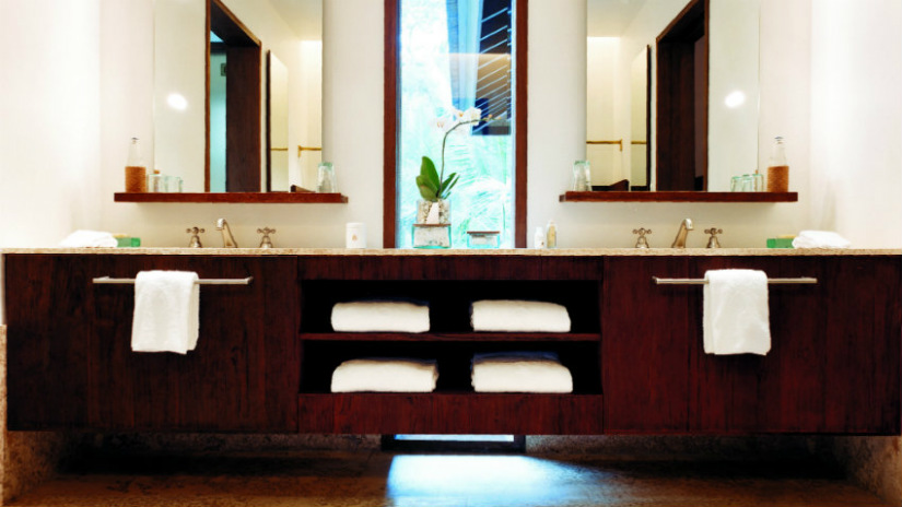 armadio in wengè mobile bagno legno scuro