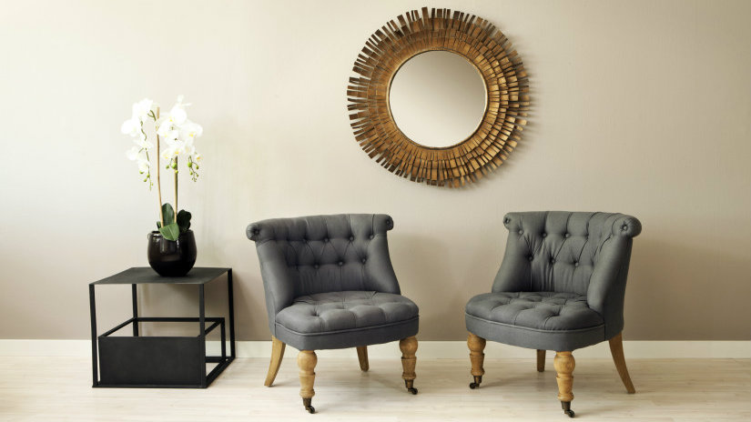 specchio cornice dorata poltrone tavolino orchidea
