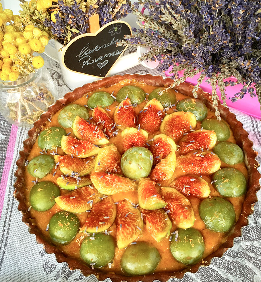 Crostata con fichi, crema frangipane e prugne