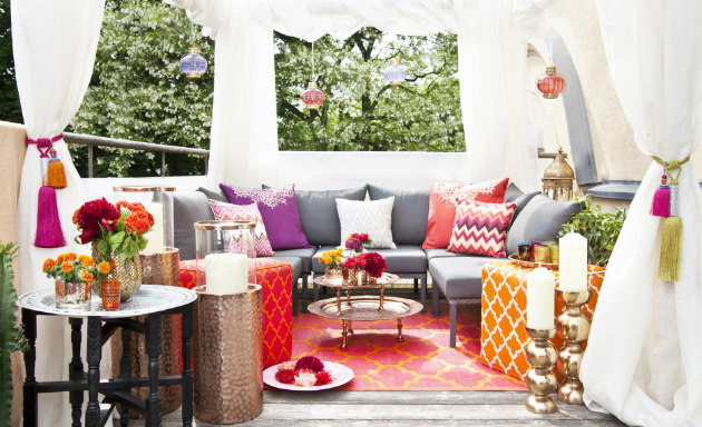 gazebo da giardino con pouf e cuscini colorati