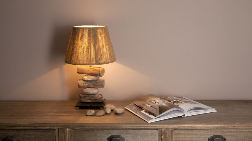 houten design tafellamp op houten kast