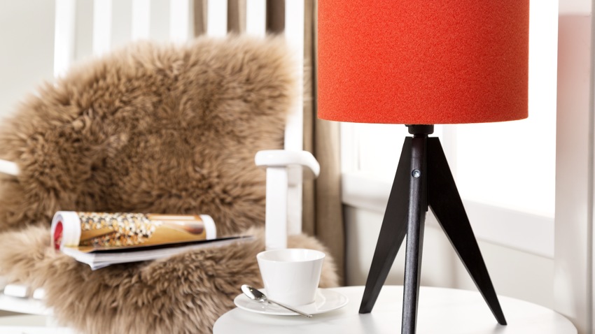 moderne kleine tafellamp met rode kap
