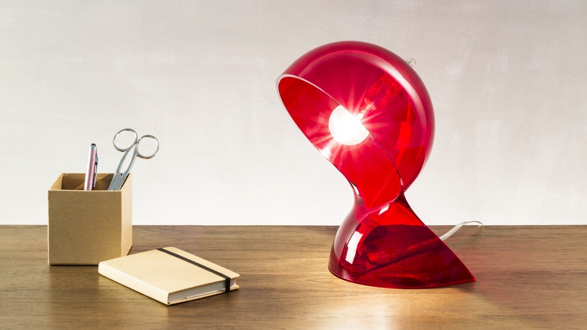 rode design tafellamp op bureau