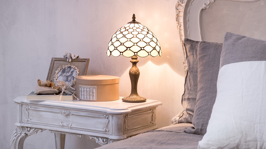 witte shabby chic tafellamp op nachtkastje